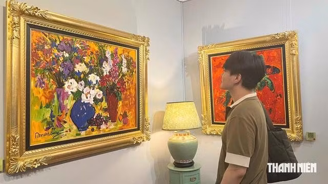Thành đến xem tranh vì yêu thích thiên nhiên. Ảnh: Mai Cát