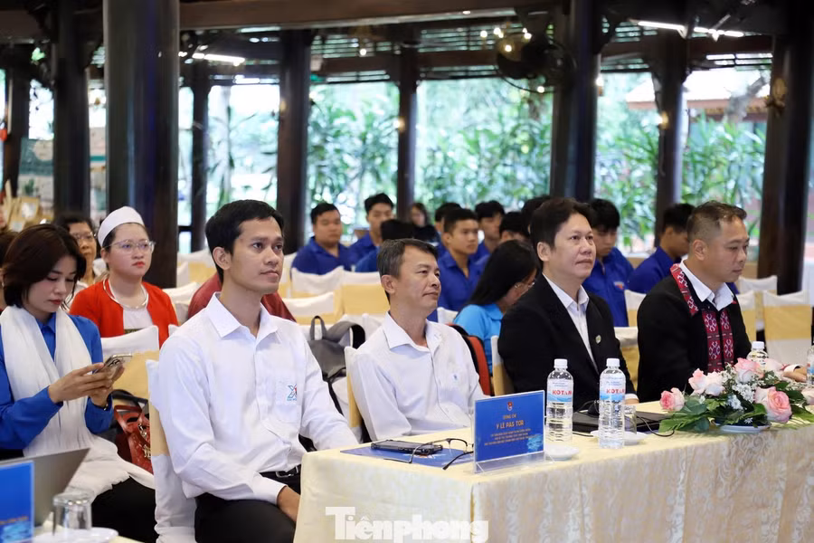Các đại biểu tham dự khai mạc.