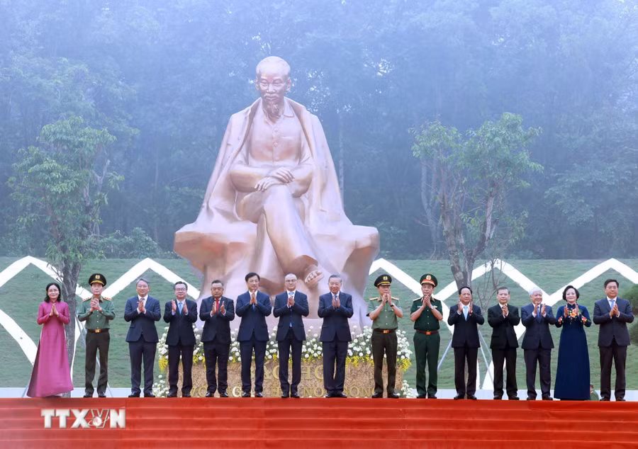 Tổng Bí thư, Chủ tịch nước Tô Lâm và các đại biểu tại Lễ khánh thành Tượng đài “Bác Hồ với Ngày hội non sông”. Ảnh: Thống Nhất/TTXVN