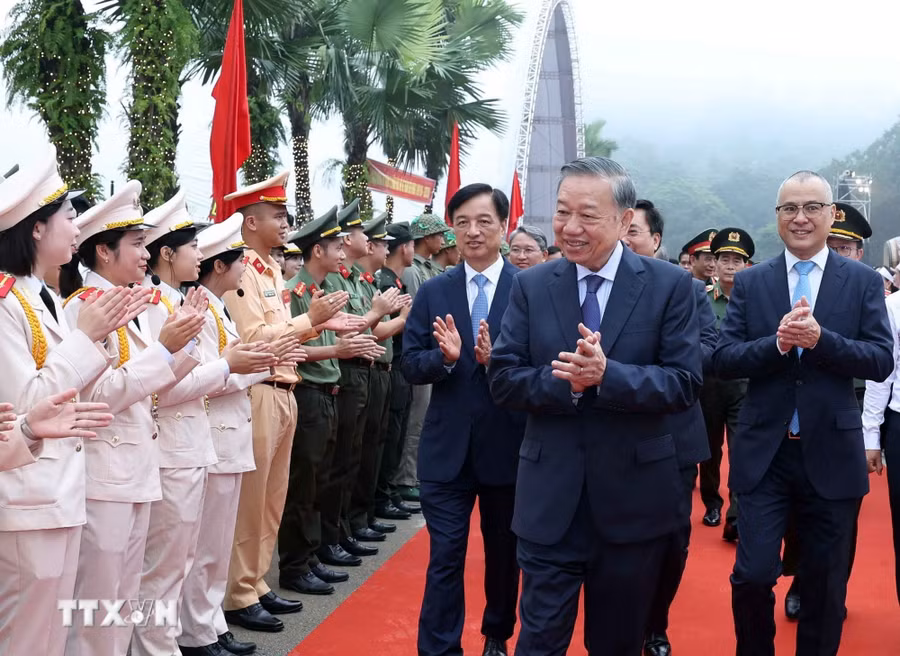 Tổng Bí thư, Chủ tịch nước Tô Lâm dự Lễ kỷ niệm 72 năm Ngày Bác Hồ về thăm Đền Hùng (19/9/1954-19/9/2026) và khánh thành Tượng đài “Bác Hồ với Ngày hội non sông”. Ảnh: Thống Nhất/TTXVN