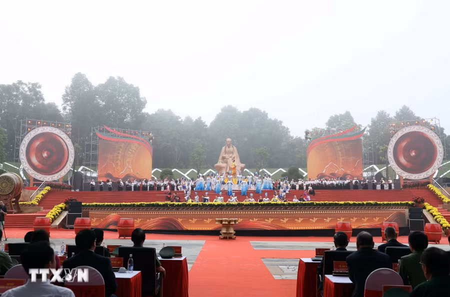 Chương trình biểu diễn nghệ thuật chào mừng. Ảnh: Thống Nhất/TTXVN