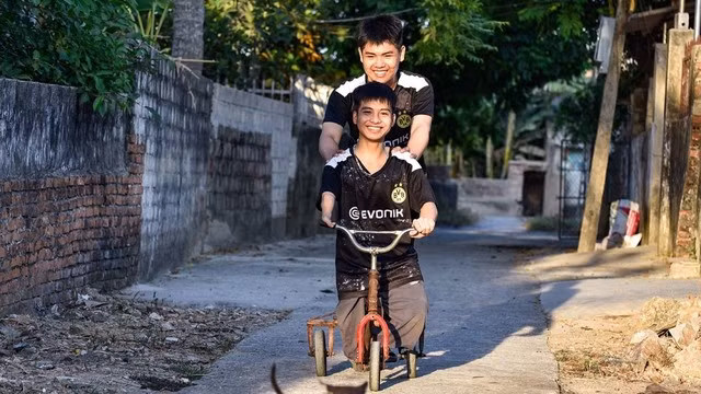 Tình bạn đẹp của Minh và Hiếu khiến nhiều người cảm phục. Ảnh: Phúc Ngư