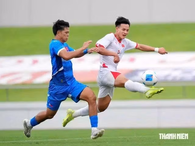 Thanh Nhàn (áo trắng) mở tỷ số cho U.23 Việt Nam. Ảnh: Độc Lập