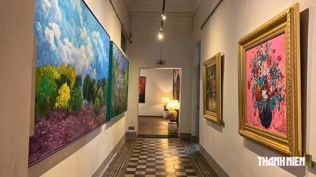 Tranh hàng cây hay bình hoa được khắc họa bởi lớp màu dày nổi bật. Ảnh: Mai Cát