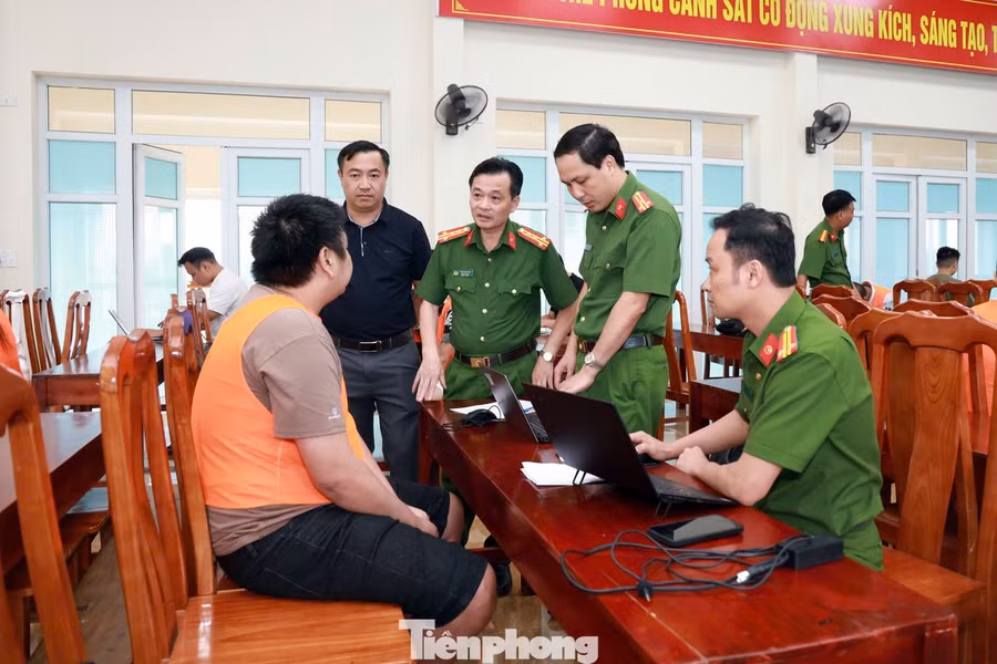 Đại tá Trần Quốc Huy - Phó Giám đốc Công an tỉnh Lào Cai trực tiếp đấu tranh với đối tượng trong đường dây.