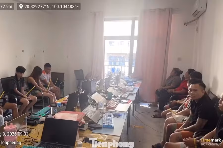 Các đối tượng cùng tang vật tại hiện trường thời điểm Ban chuyên án đột kích. Ảnh: Tống Huệ.