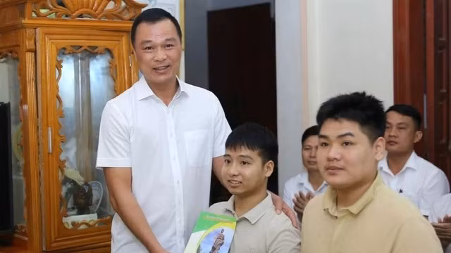Chủ tịch UBND tỉnh Thanh Hóa Tô Anh Dũng đã đến nhà thăm, tặng quà và động viên Minh, Hiếu ngày 14-9