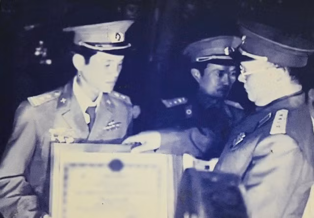 Thiếu tướng Hồ Khải Hoàng (bên trái) nhận danh hiệu Anh hùng lực lượng vũ trang nhân dân vào ngày 30-8-1989