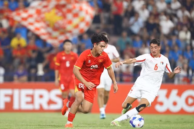 U.20 Việt Nam (áo đỏ) non kinh nghiệm