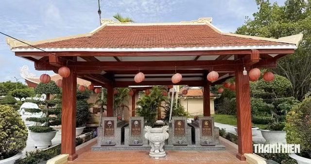 Khu mộ của vợ chồng cố nhạc sĩ Cao Văn Lầu và ông bà thân sinh của ông