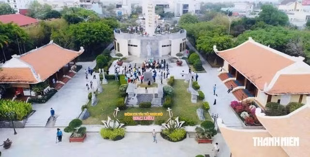 Du khách tham quan Khu lưu niệm nghệ thuật đờn ca tài tử Nam bộ và nhạc sĩ Cao Văn Lầu