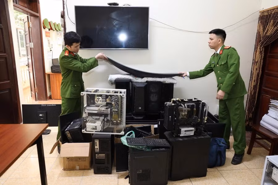 Một số thiết bị phát lậu các trận đấu bóng đá. Ảnh: Công an tỉnh Hưng Yên