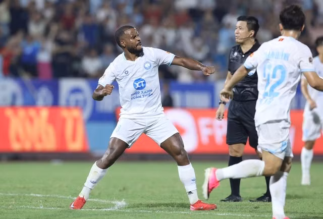 Ezequiel tỏa sáng với cú đúp trong hiệp 1