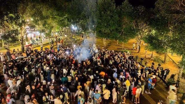 Khách du lịch ở Măng Đen vào ban đêm