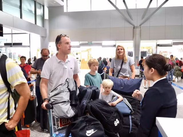 Du khách quốc tế từ Kuala Lumpur (Malaysia) đến sân bay Liên Khương sáng 2-9