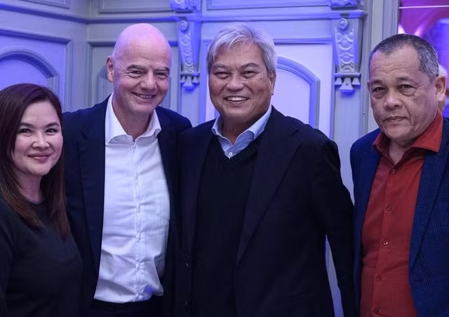 Ông Tan Sri Hamidin Mohd Amin (bìa phải), cựu Chủ tịch FAM, thành viên hội đồng FIFA, bất ngờ rút lui khỏi cuộc bầu cử chủ tịch mới của bóng đá Malaysia. Ảnh: Chụp màn hình gianni_infantino/instagram