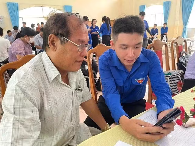 Thanh Tùng trực tiếp tham gia hướng dẫn người dân sử dụng các nền tảng số, thực hiện thủ tục hành chính trực tuyến