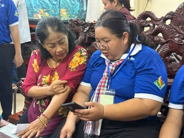 Bảo Trân hướng dẫn người dân lớn tuổi từng bước sử dụng các ứng dụng số