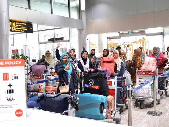 Sáng 2.9, sân bay Liên Khương đón chuyến bay đầu tiên từ Kuala Lumpur (Malaysia) sau thời gian tạm dừng khai thác