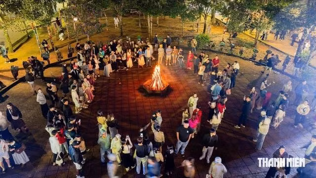 Du khách tham gia đêm đốt lửa trại ở Măng Đen