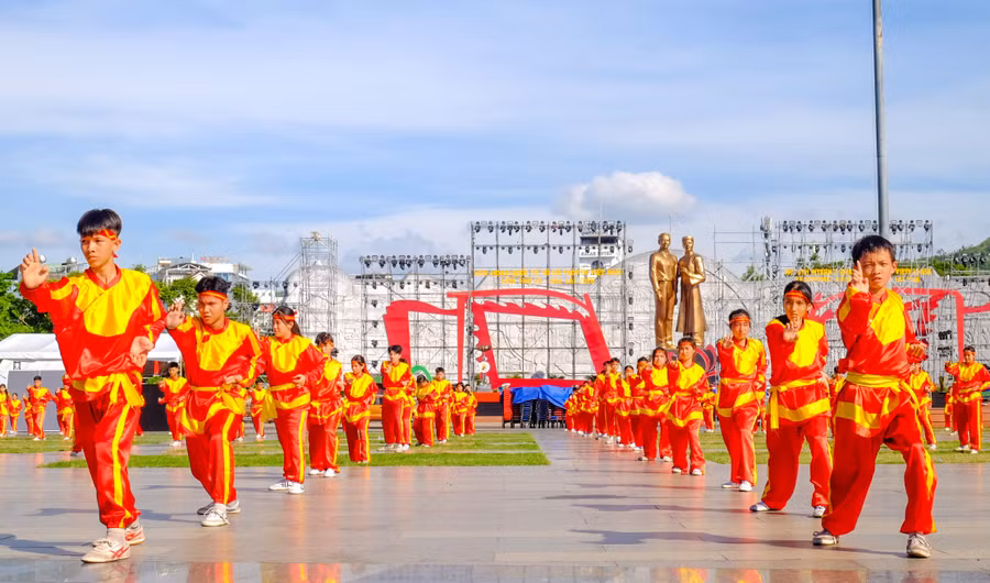 vo-viet-noi-nhung-vong-tay.jpg