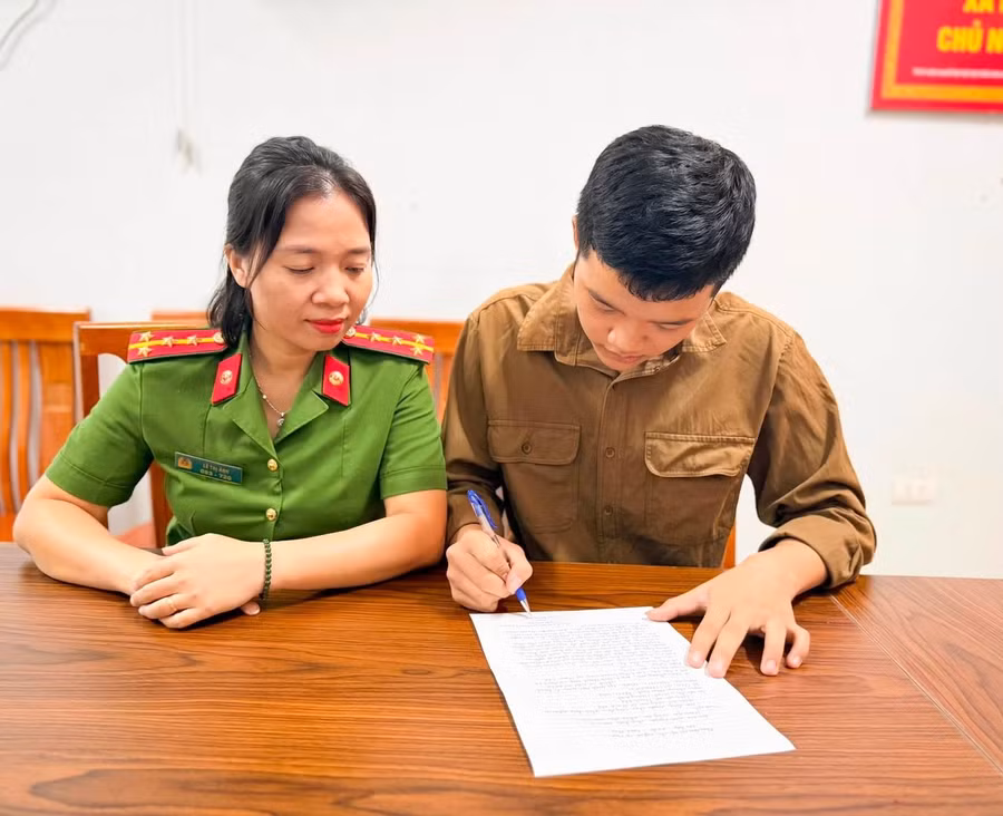 Trịnh Hoàng Anh viết đơn nhập ngũ.