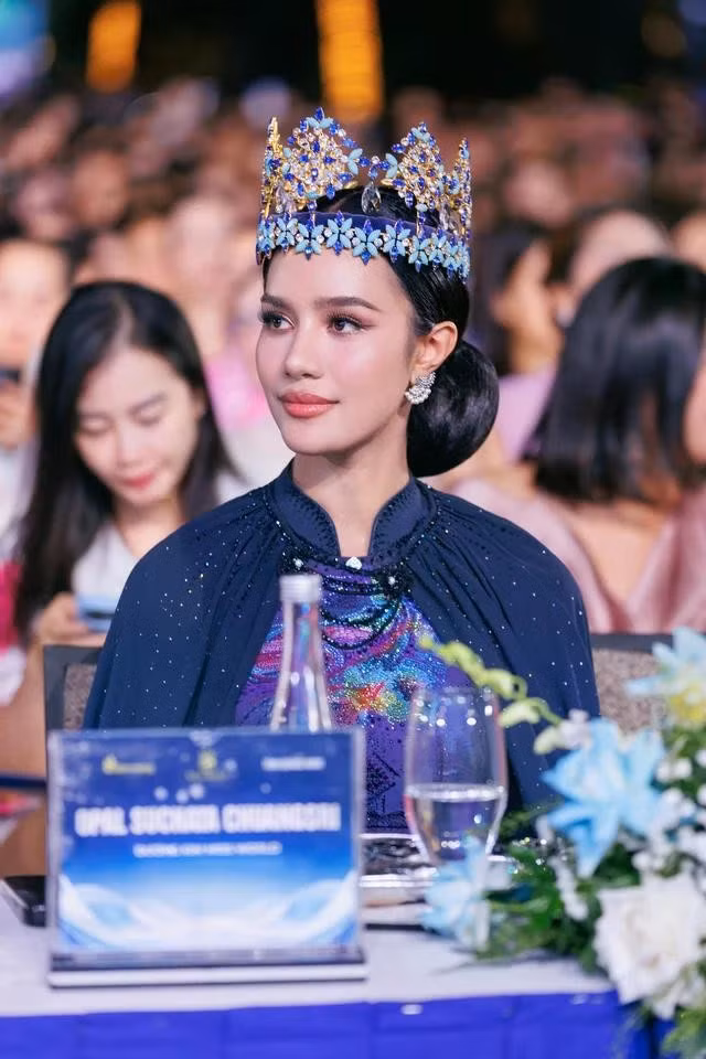 Opal Suchata Chuangsri sinh năm 2003, đến từ Thái Lan. Cô từng giành ngôi á hậu 3 Hoa hậu Hoàn vũ 2024 sau đó từ bỏ danh hiệu để chinh phục đấu trường Hoa hậu Thế giới 2025. Opal là người đẹp Thái Lan đầu tiên giành vương miện Miss World