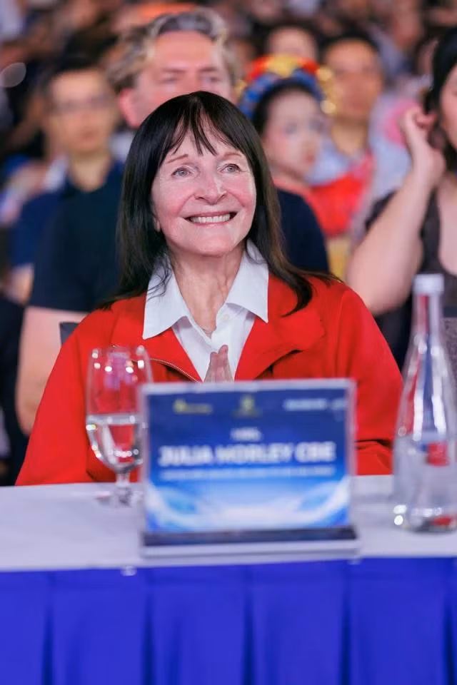 Bà Julia Morley - Chủ tịch kiêm Giám đốc điều hành Tổ chức Miss World tại đêm khai mạc mùa giải kỷ niệm 75 năm cuộc thi Hoa hậu Thế giới hình thành, phát triển
