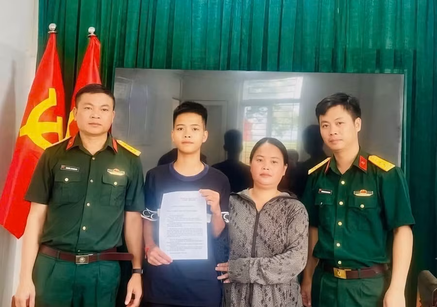 Nguyễn Đình Tiến - xã Hồng Lộc viết đơn tình nguyện nhập ngũ.