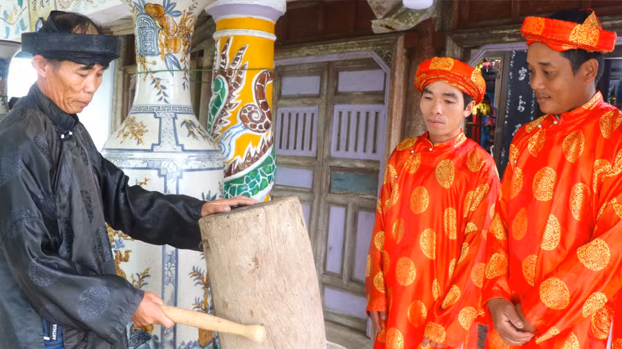 ong-nguyen-van-trung-bia-trai-truong-ban-nghi-le-mieu-an-binh-phuong-an-phuoc-thi-xa-an-khe-cung-thanh-vien-trong-nom-gin-giu-di-tich-ban-sac-van-hoa-truyen-thong-ong-cha-anh-ngoc-minh.jpg