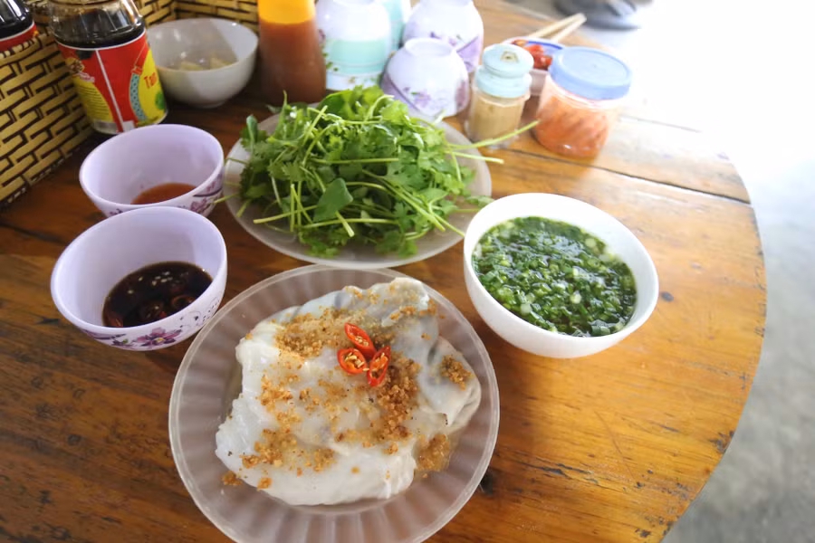 banh-cuon-cua-nguoi-tay-thuong-duoc-an-kem-voi-1-chen-canh-anh-van-ngoc.jpg