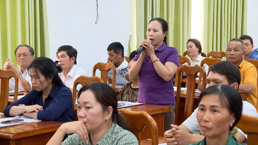Cử tri xã Phú Thiện nêu ý kiến với các ứng cử viên ĐBQH khóa XVI. Ảnh: R'Piên
