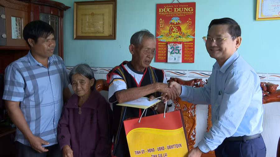 pho-chu-tich-ubnd-tinh-nguyen-tu-cong-hoang-tham-tang-qua-thuong-binh-raih-lang-k-tang-xa-kang.jpg