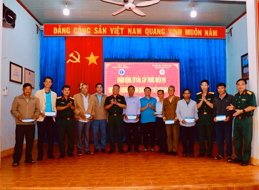 anh-2-benh-vien-quan-y-211-tang-10-suat-qua-cho-gia-dinh-chinh-sach-xa-bo-ngoong.jpg