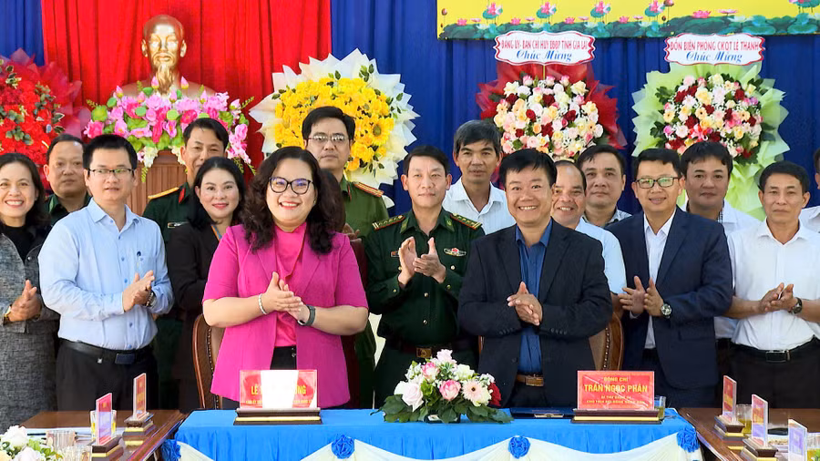 dang-uy-xa-tuy-phuoc-ket-nghia-voi-dang-uy-xa-ia-dom.jpg