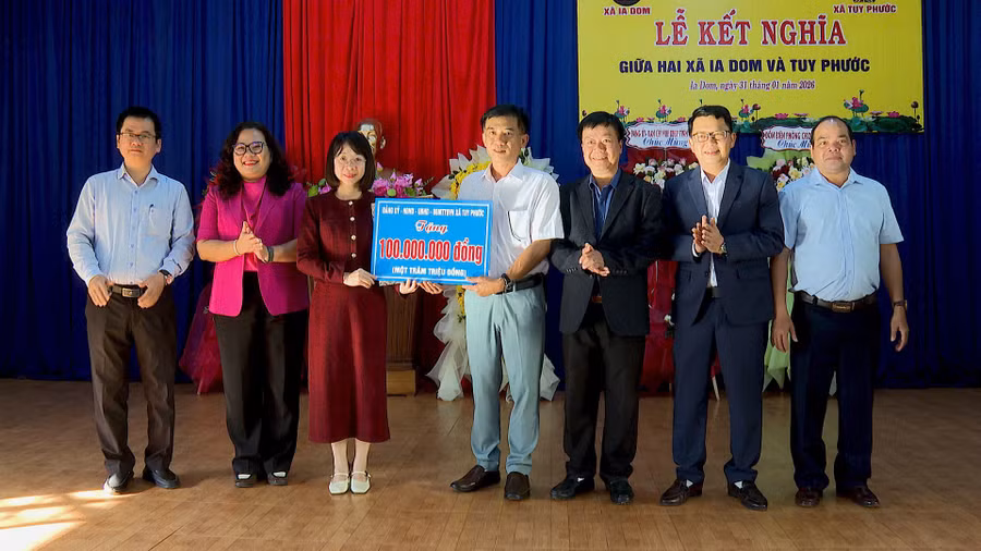 dang-uy-xa-tuy-phuoc-tang-dang-uy-xa-ia-dom-100-trieu-dong-de-trien-khai-cac-chuong-trinh-an-sinh-xa-hoi.jpg