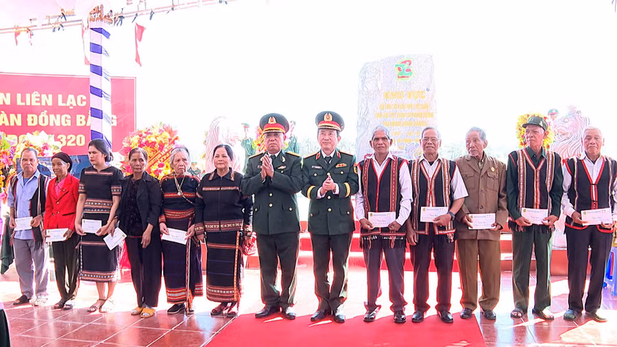 tang-qua-cho-cac-gia-dinh-chinh-sach-tren-dia-ban-xa-bien-gioi-ia-pnon.jpg