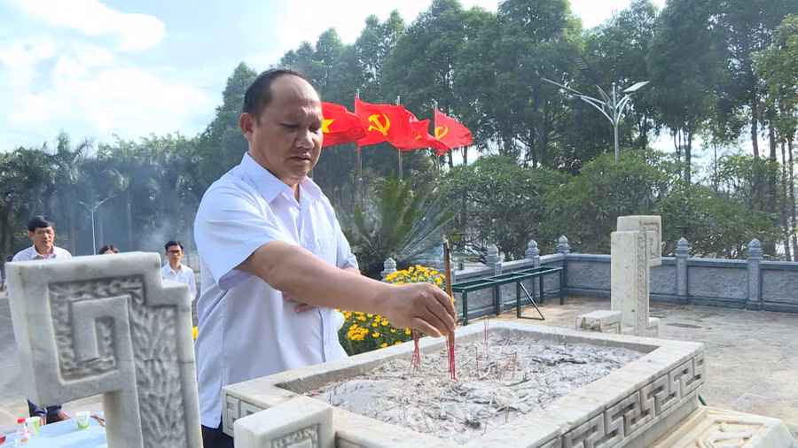 dong-chi-pho-bi-thu-thuong-truc-tinh-uy-dang-huong-cac-anh-hung-liet-si-tai-nghia-trang-duc-co.jpg