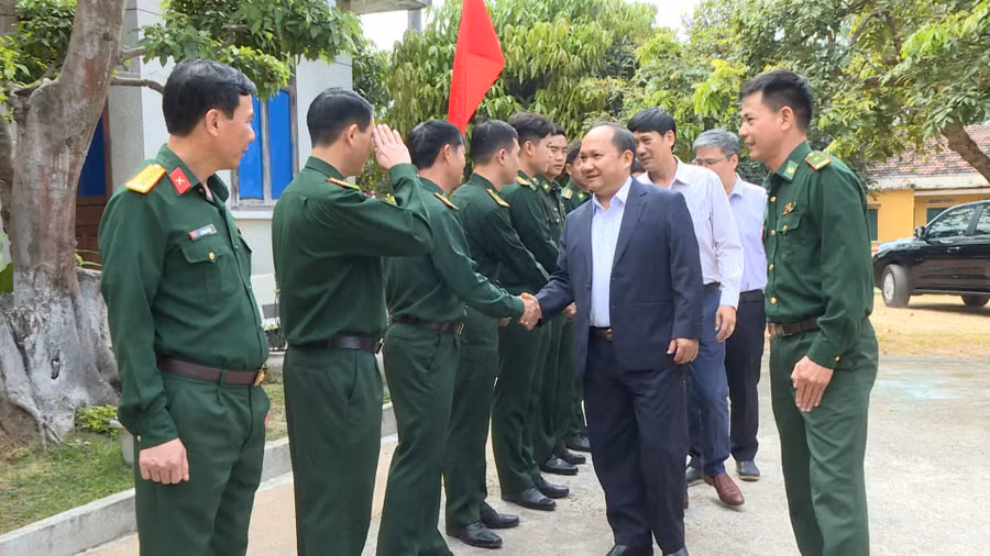 dong-chi-rah-lan-chung-tham-chuc-tet-can-bo-chien-si-cum-co-dong-so-3-truong-trung-cap-nghiep-vu-24.jpg