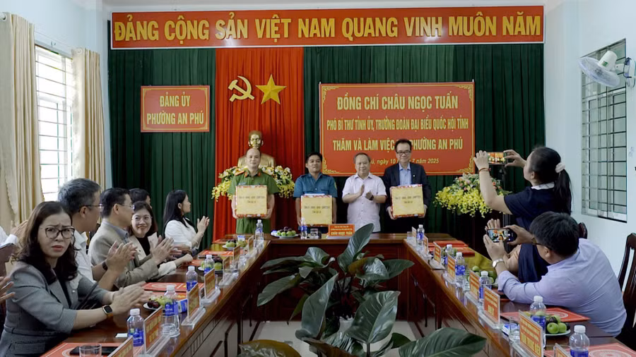 dong-chi-chau-ngoc-tuan-tang-qua-cho-phuong-an-phu.jpg
