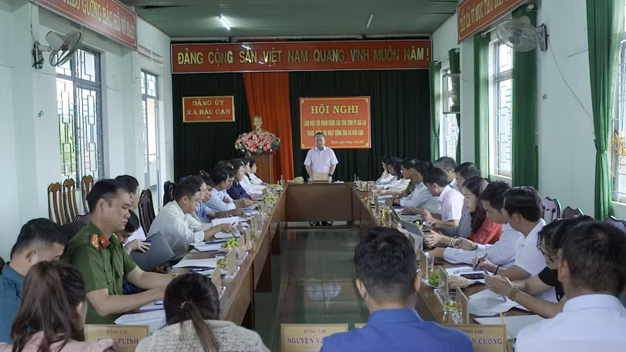 dong-chi-chau-ngoc-tuan-pbt-tinh-uy-truong-doan-dai-bieu-qh-tinh-lam-viec-voi-xa-bau-can.jpg