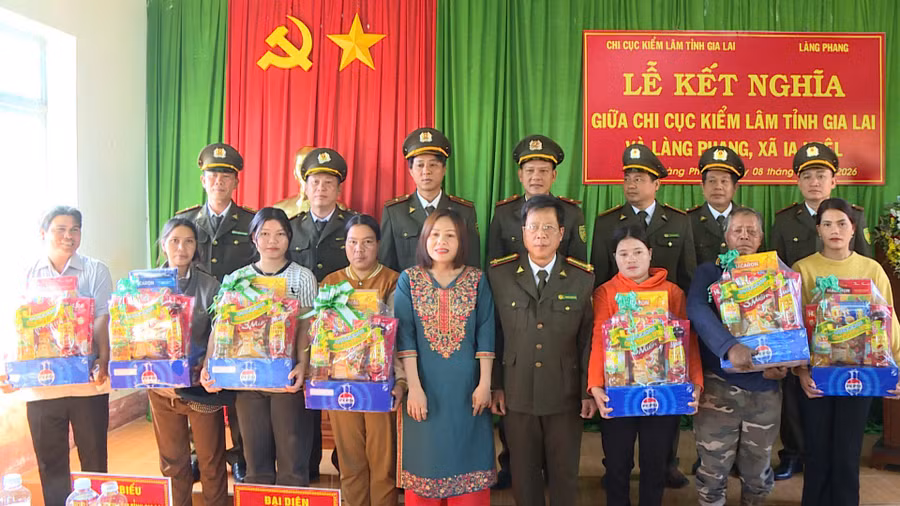 chi-cuc-kiem-lam-tinh-tang-152-suat-qua-cho-nhan-dan-lang-phang.jpg