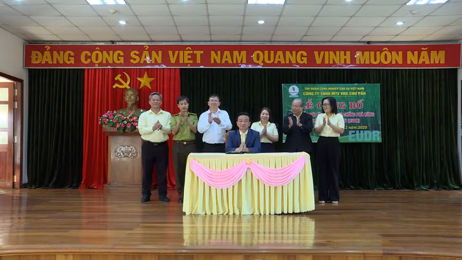 anh-2-tgd-cong-ty-tnhhmtv-cao-su-chu-pah-ky-van-ban-ban-hanh-cong-bo-san-pham-dap-ung-quy-dinh-eudr.jpg