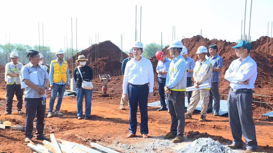 pho-chu-tich-ubnd-tinh-lam-hai-giang-kiem-tra-tai-cong-trinh-truong-noi-tru-lien-cap-th-thcs-xa-ia-o.jpg