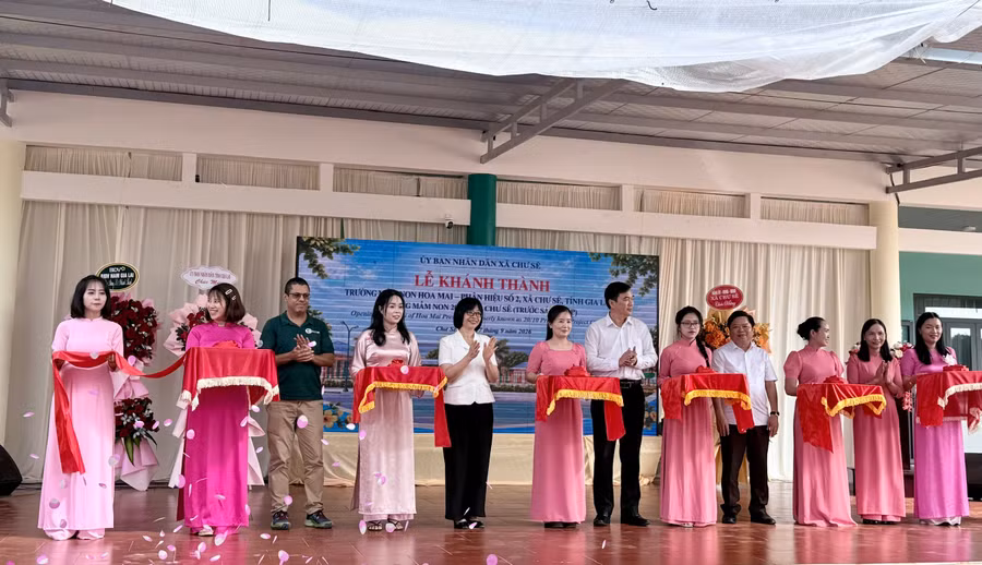 pho-chu-tich-ubnd-tinh-nguyen-thi-thanh-lich-thu-5-tu-trai-sang-cung-cac-dai-bieu-cat-bang-khanh-thanh-chinh-thuc-dua-cong-trinh-truong-mam-non-hoa-mai-phan-hieu-so-2-xa-chu-se-vao-su-dung.jpg