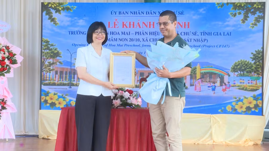 pho-chu-tich-ubnd-tinh-nguyen-thi-thanh-lich-trao-thu-cam-on-don-vi-tai-tro.jpg