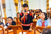 Em Đinh Thị Chang - Học sinh lớp 8A Trường PTDTNT THCS Kông Chro phát biểu ý kiến tại hội nghị.