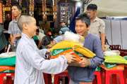 Chùa Bửu Châu trao 400 suất quà cho người dân khó khăn phường Thống Nhất