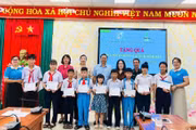 Tặng 25 suất quà cho trẻ em có hoàn cảnh khó khăn ở phường Quy Nhơn Đông