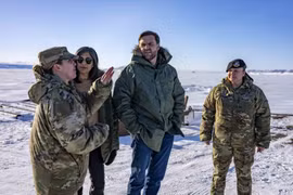 Phó tổng thống Mỹ JD Vance và phu nhân thăm căn cứ Mỹ ở Greenland tháng 3-2025. Ảnh: AFP